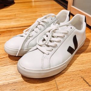 Like new! Veja Esplar Sneaker black size 8